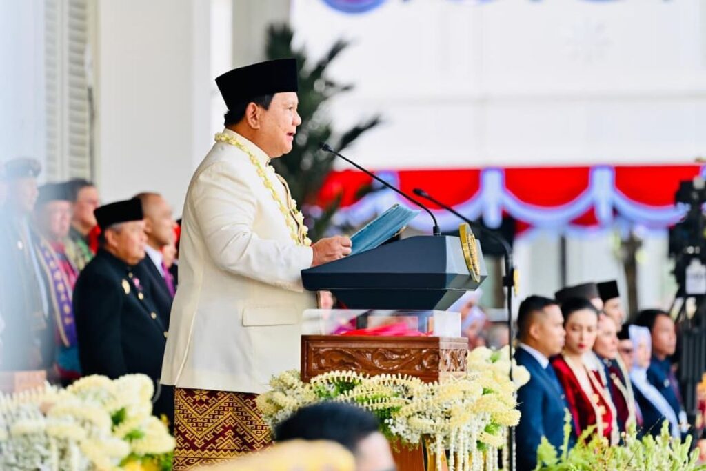Presiden Prabowo Subianto tampak mengenakan baju adat beskap Melayu berwarna krem saat menjadi Inspektur upacara Detik-Detik Proklamasi di Istana Merdeka, Kompleks Istana Kepresidenan, Jakarta Pusat, Minggu (17/8/2025).(Dok. Biro Pers Sekretariat Presiden)