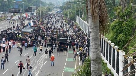 demonstrasi-di-depan-gedung-mprdpr-ri-jakarta-sempat-memanas-petugas-mendorong-mundur-massa-menjauh-dari-gedung-mprdpr-ri-devi-1756103483654_169 - Kabar Netizen Terkini