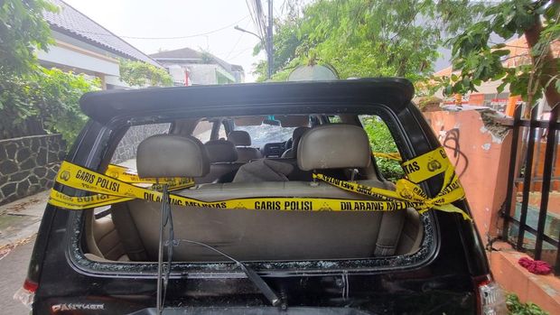 mobil-lurah-rusak-diamuk-massa-demo-di-slipi-1756192069102_169 - Kabar Netizen Terkini