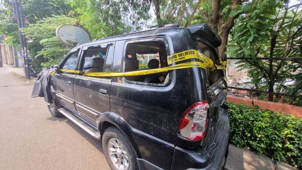 mobil-lurah-rusak-diamuk-massa-demo-di-slipi-1756192069219_169 - Kabar Netizen Terkini