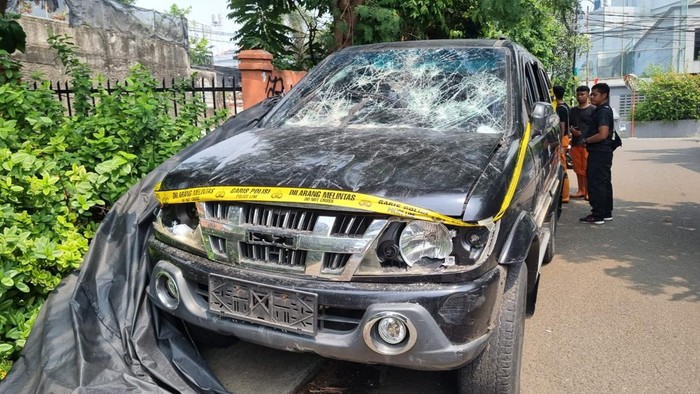 mobil-lurah-rusak-diamuk-massa-demo-di-slipi-1756192069280_169 - Kabar Netizen Terkini